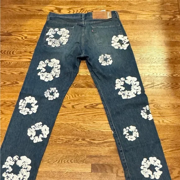 Levi's Dark Blue Denim tears “dark wash” - Picture 2 of 6